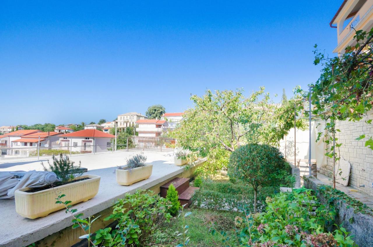 Apartments Mirjana Lopar Bagian luar foto