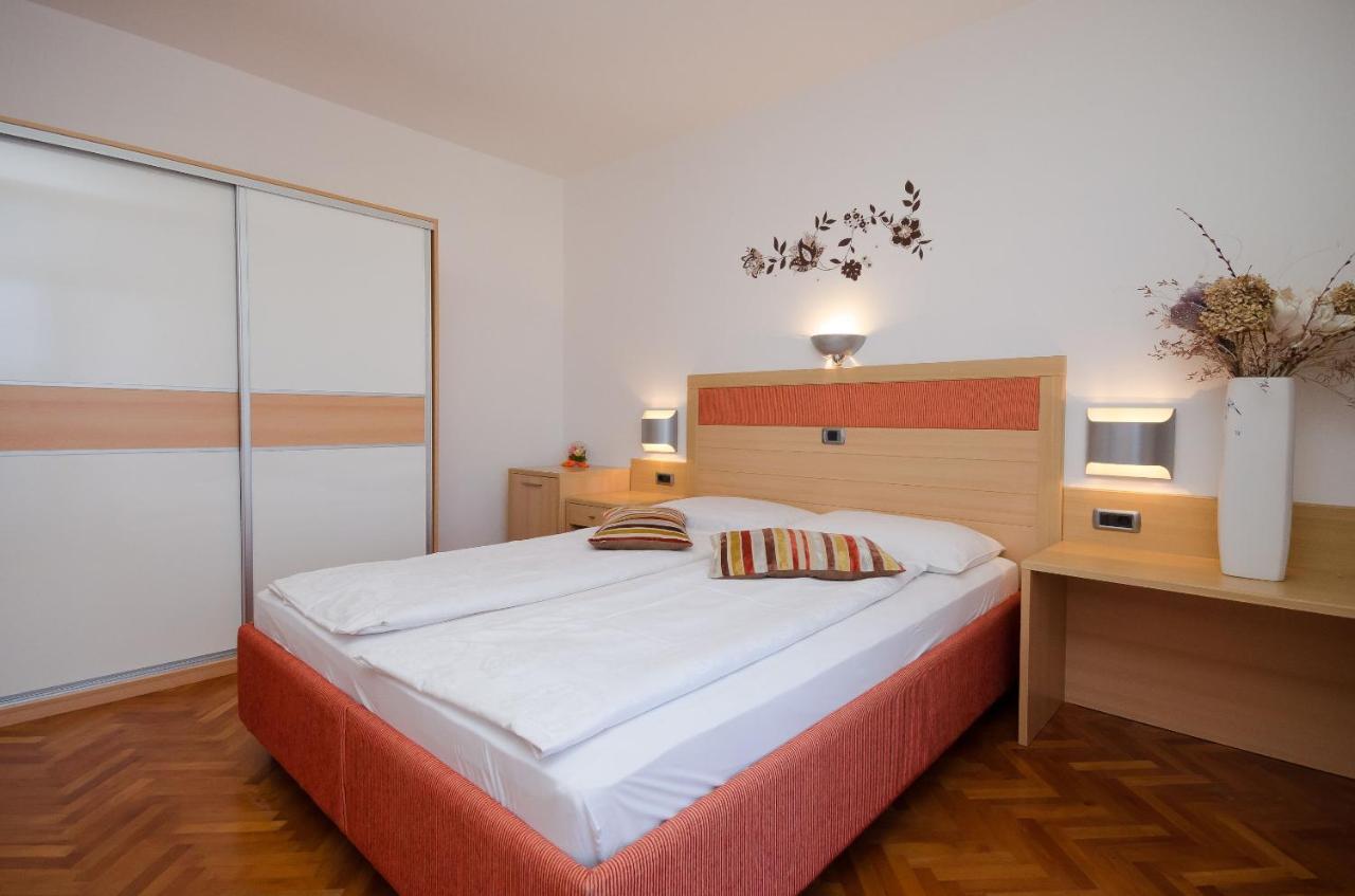 Apartments Mirjana Lopar Bagian luar foto