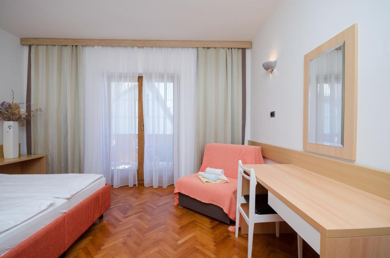 Apartments Mirjana Lopar Bagian luar foto